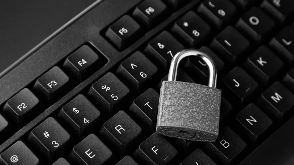 Lucchetto metallico appoggiato sulla tastiera di un computer